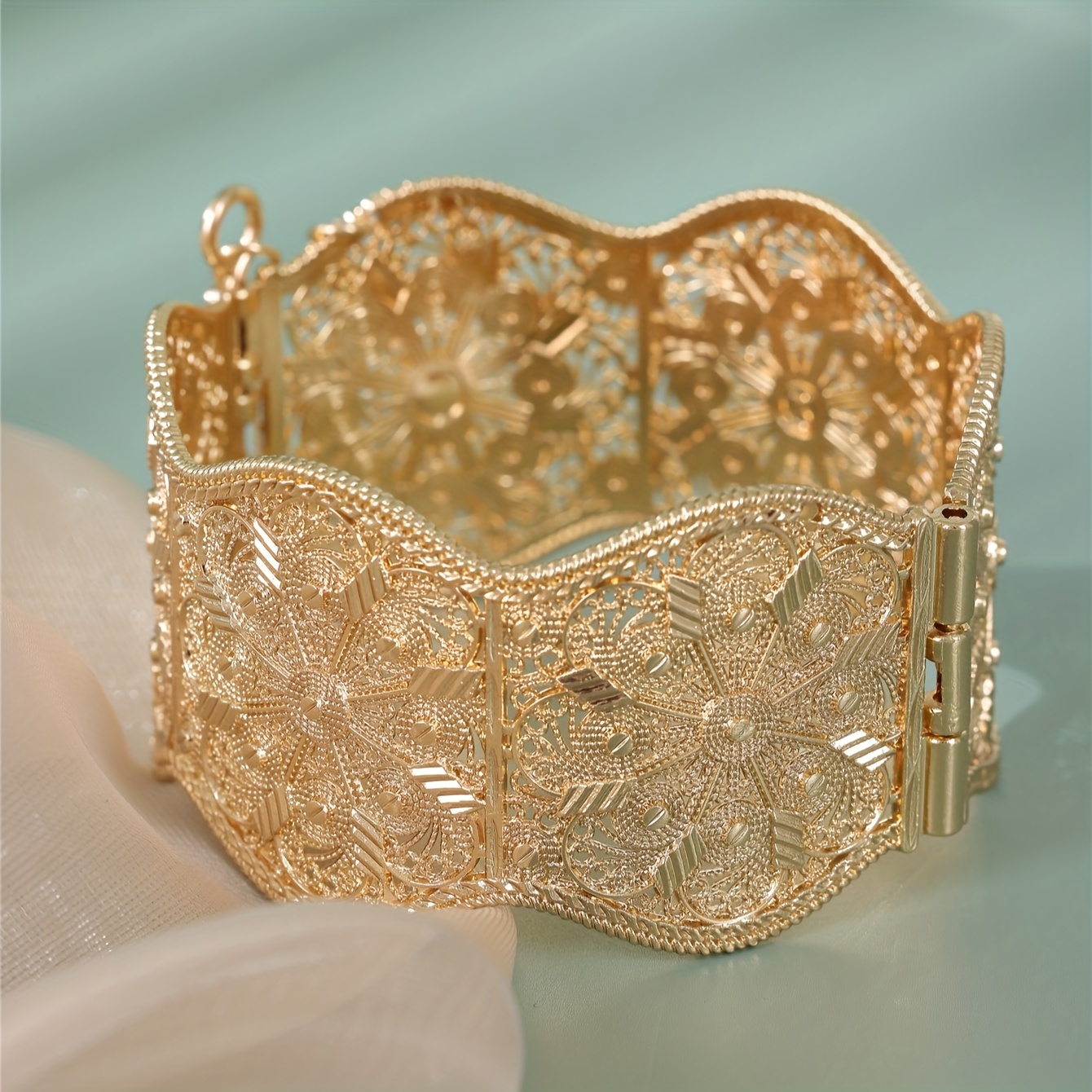 Women's Golden-Plated Hollow Carved Pattern Bracelet